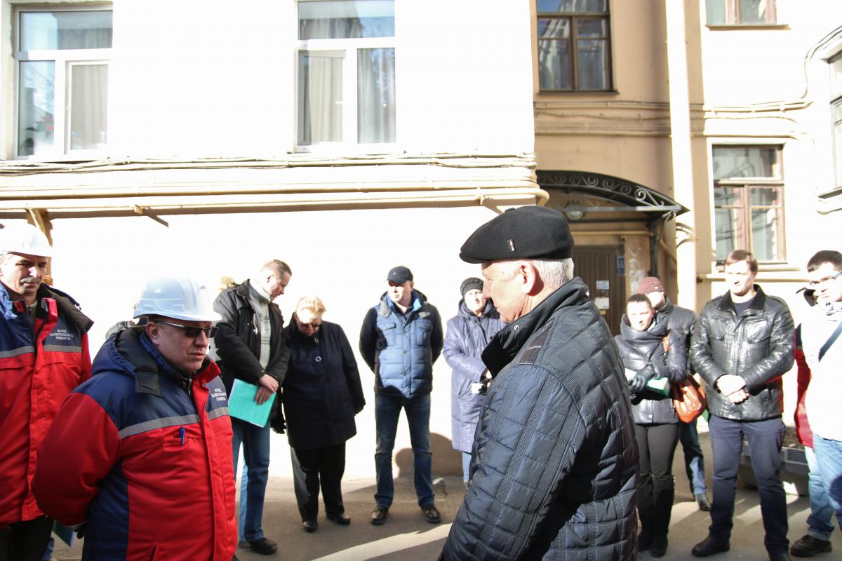 В Адмиралтейском районе проверили ход работ по капитальному ремонту 2016 года