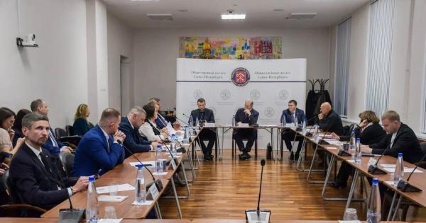 Врио генерального директора Фонда капремонта Дмитрий Шутов выступил в Общественной палате с докладом о реализации программы капитального ремонта в Северной столице в последние годы